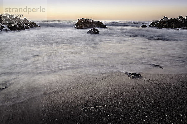Meer und Felsen bei Sonnenaufgang  Gebiet Monterey Bay  Kalifornien  USA
