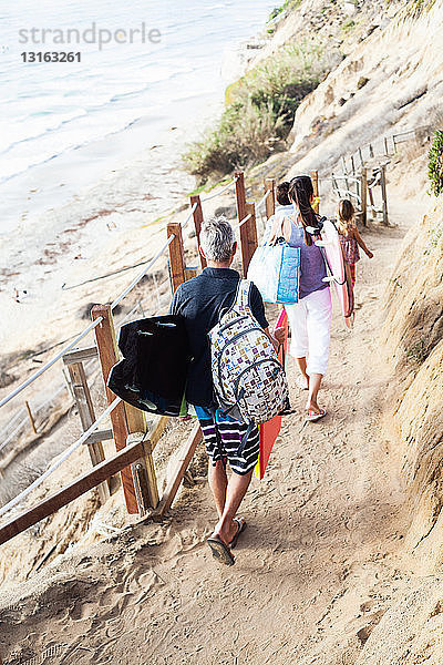 Familie geht mit Surfbrettern zum Strand  Encinitas  Kalifornien  USA
