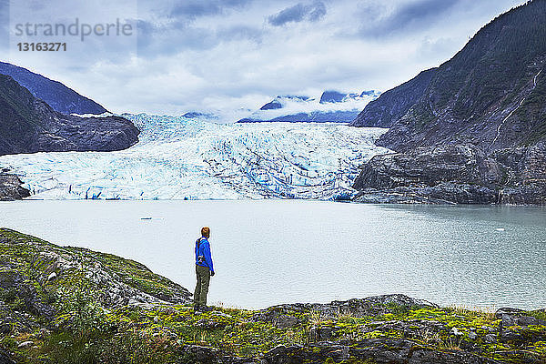 Männlicher Wanderer mit Blick auf den Mendenhall-Gletscher  Juneau  Alaska  USA