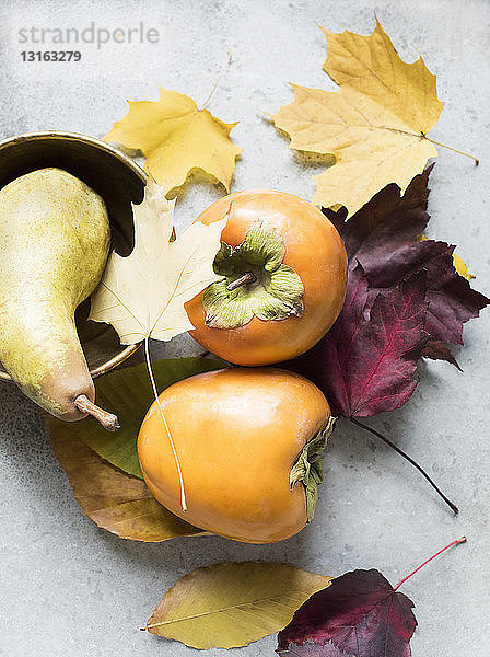 Draufsicht auf Obst und Gemüse mit Herbstblättern