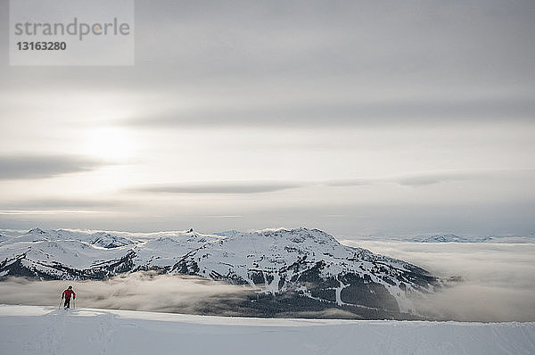 Rückansicht eines entfernten jungen Mannes vor The Black Tusk  Whistler Blackcomb  Britisch-Kolumbien  Kanada