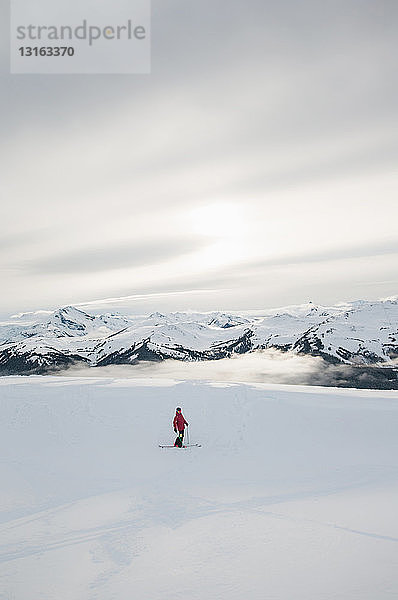 Seitenansicht des Skifahrers vor The Black Tusk  Whistler Blackcomb  Britisch-Kolumbien  Kanada