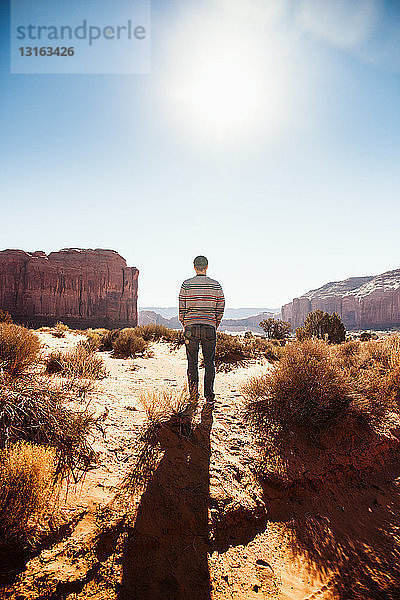 Mann macht Pause auf Autoreise  Monument Valley  Utah  USA