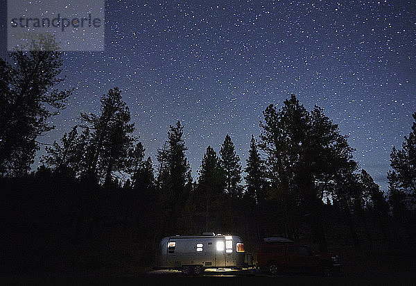 Wohnwagen und Silhouettenbäume bei Nacht  Diamond Lake  Oregon  USA