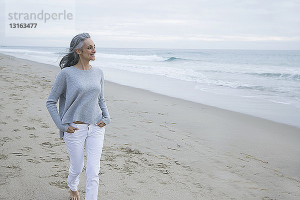 Reife Frau beim Strandspaziergang  Los Angeles  Kalifornien  USA