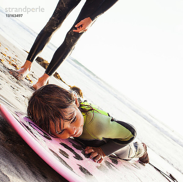 Vater und Tochter lernen am Strand surfen  Encinitas  Kalifornien  USA