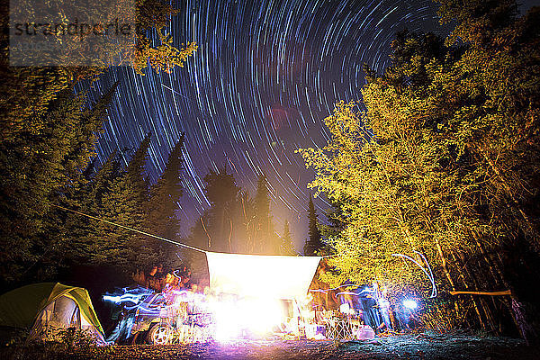Lange Belichtung von Sternen am Nachthimmel und Lichtspuren am Lagerfeuer  Elinor Lake Recreational Area  Naramata  Britisch-Kolumbien  Kanada