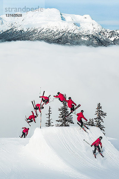 Mehrfaches Bild eines Mannes beim Freestyle-Skifahren  Whistler Terrain Park  Garibaldi Provincial Park im Hintergrund  British Columbia  Kanada