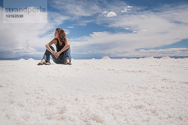 Frau sitzt im Salzfeld  Argentinien  Salinas Grandes  Provinz Cordoba  Argentinien