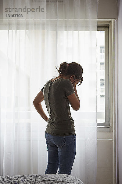 Frau im Schlafzimmer nachdenkend