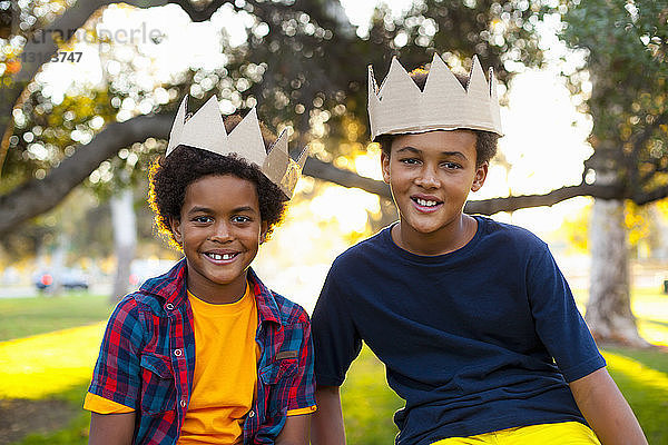 Bildnis zweier Brüder mit Kronen auf dem Kopf