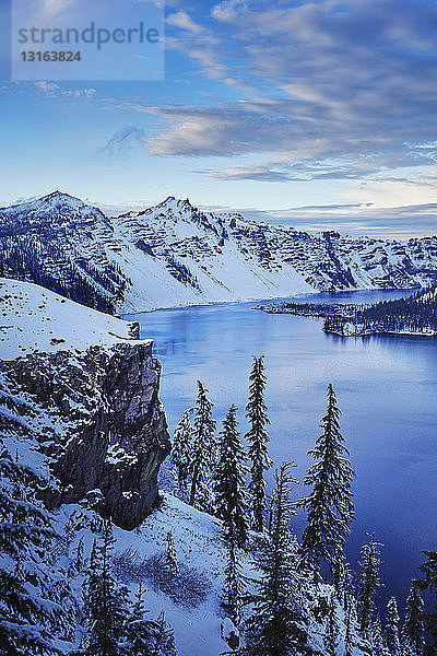 Blick auf schneebedeckte Berge und See  Crater Lake National Park  Oregon  USA
