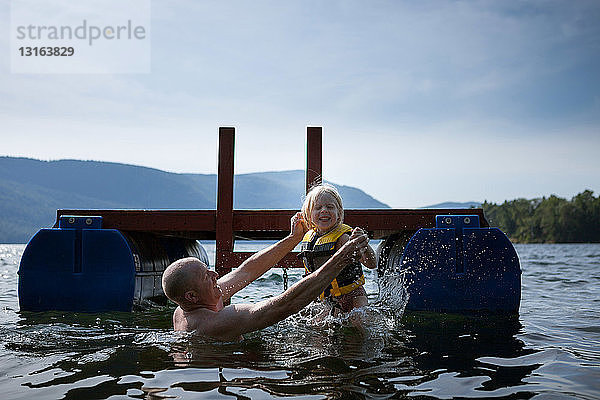 Vater und Kleinkind spielen in Lake  Silver Bay  New York  USA