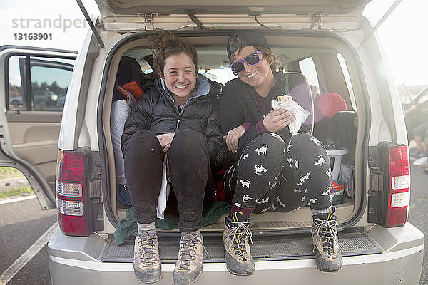 Wanderer machen Pause auf dem Rücksitz ihres Autos  Smith Rock State Park  Oregon  USA