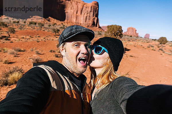 Ehepaar fotografiert sich selbst im Monument Valley  Utah  USA