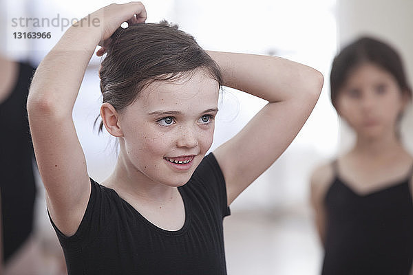 Mädchen in der Ballettschule mit zurückgesteckten Haaren
