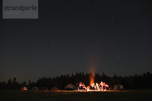 Gruppe von Campern  die nachts am Lagerfeuer sitzen  Koppert  Washington  USA
