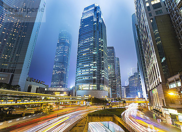 Zentrale Skyline von Hongkong mit IFC-Gebäude  Hongkong  China