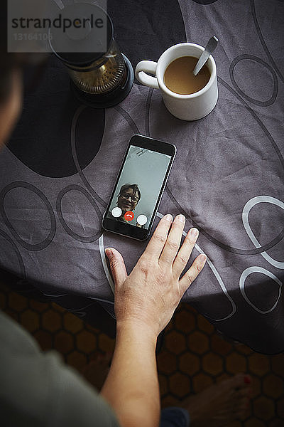 Frau mit Smartphone für Videoanrufe