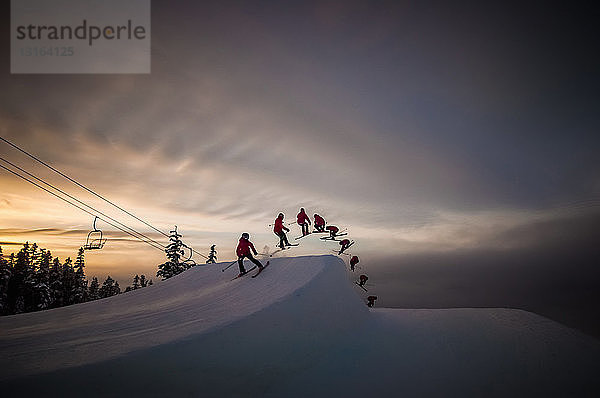 Mehrfaches Bild eines Skifahrers in der Luft beim Weichenkorken 540  Whistler Blackcomb  British Columbia  Kanada