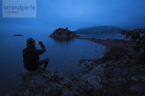 Menschensilhouette am Pazifischen Ozean  Whytecliff Park  West Vancouver  Britisch-Kolumbien  Kanada