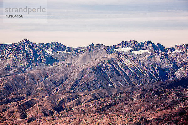 Natürliche Landschaft der Gebirgskämme  Sierra Nevada von den White Mountains  Kalifornien