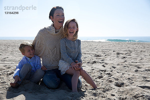 Mutter am Strand mit Sohn und Tochter  Newport Beach  Kalifornien  USA