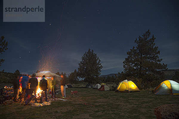 Menschen um den Brand auf dem Campingplatz  Smith Rock State Park  Oregon  USA