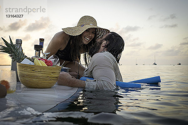 Romantisches Paar bereitet Cocktails auf dem Paddelbrett zu  Islamorada  Florida  USA