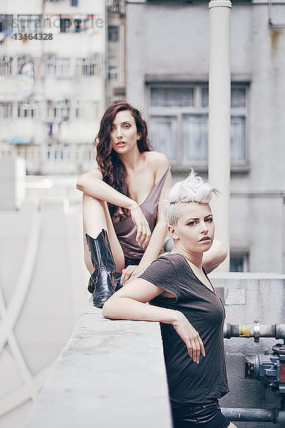 Porträt von zwei jungen Frauen auf dem Dach einer Wohnung