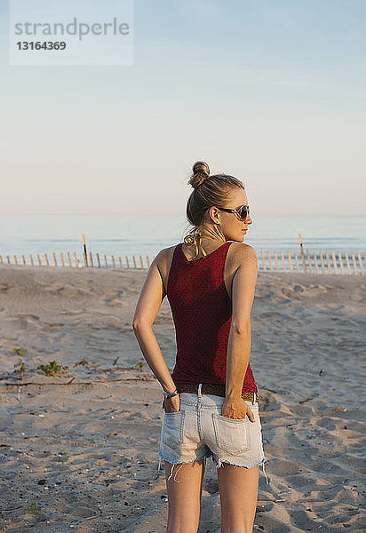 Mittlere erwachsene Frau am Rockaway Beach stehend  New York  USA