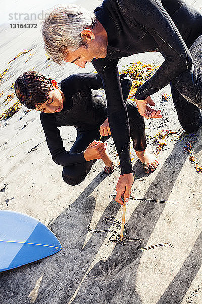 Vater und Sohn surfen am Strand  Encinitas  Kalifornien  USA