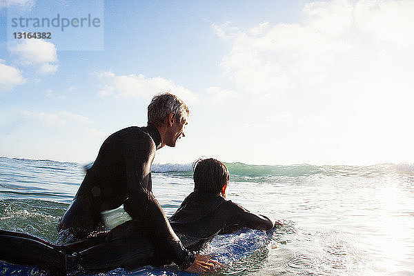 Vater und Sohn mit Surfbrett auf See  Encinitas  Kalifornien  USA