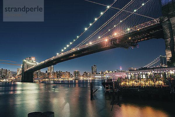 Brooklyn Bridge im Abendlicht  Manhattan  New York  USA