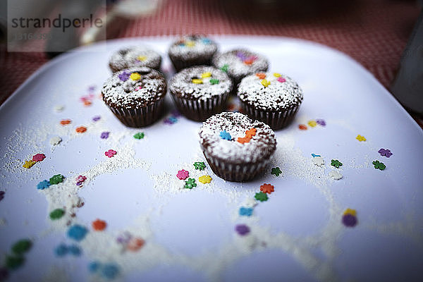 Schoko-Muffins auf Tablett