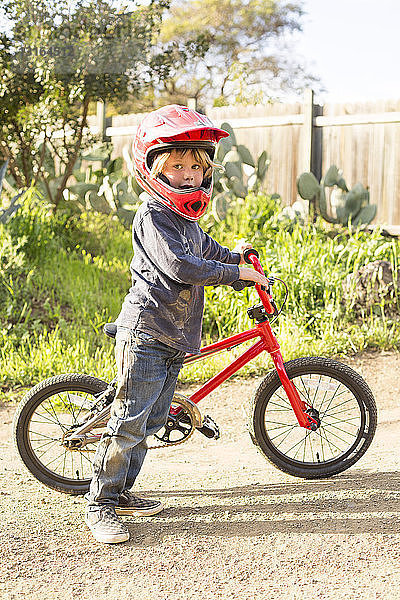 Junge mit Fahrrad  mit Helm