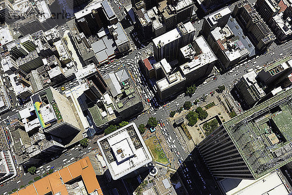 Luftaufnahme der Jeppe Street  Johannesburgs zentrales Geschäftsviertel  mit den Marmortürmen des Wolkenkratzers Sanlan Centre-Gebäude  Südafrika