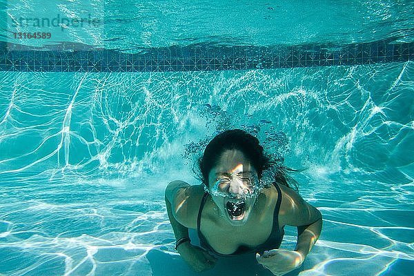 Junge Frau kämpft unter Wasser