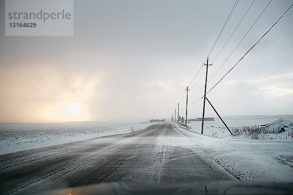 Blick auf schneebedeckte Landstraße  Omemee Ontario Kanada