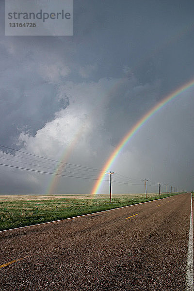 Dramatischer doppelter Regenbogen an der hinteren Flanke eines Gewitters  Lamar  Colorado  USA