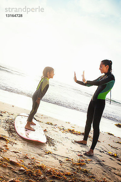 Mutter und Tochter üben auf dem Surfbrett  Encinitas  Kalifornien  USA