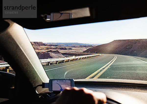 Blick von innen beim Autofahren im Monument Valley  Utah  USA