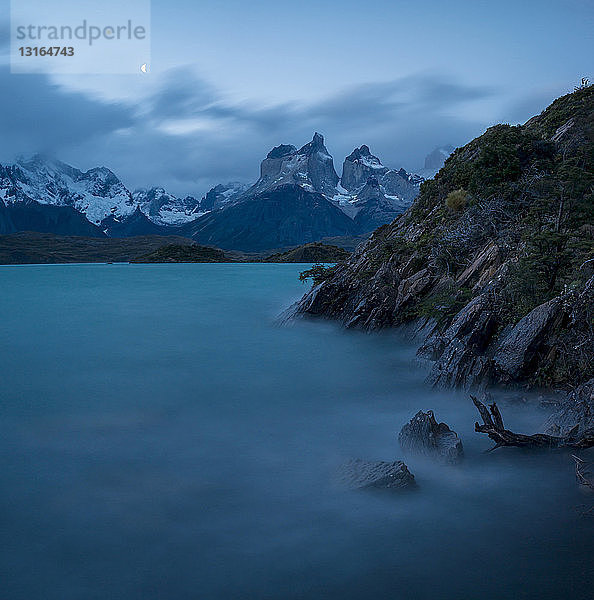 Dämmerung über dem Lago Pehoe  Torres del Paine Nationalpark  Patagonien  Chile