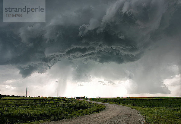 Eine turbulente Aufwindbasis unter einer mächtigen Superzelle bietet eine eindrucksvolle Wolkenlandschaft  Hebron  Nebraska  USA