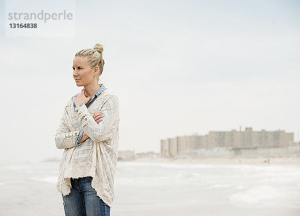 Mittlere erwachsene Frau mit Blick aufs Meer  Rockaway Beach  New York  USA