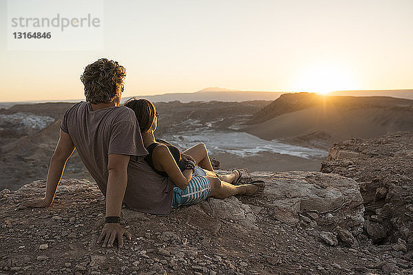 Paar auf einer Klippe  Valle de la Luna (Tal des Mondes)  Atacama-Wüste  El Norte Grande  Chile