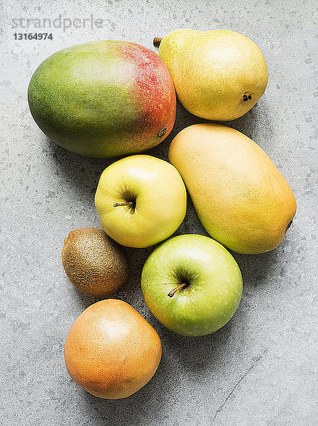Reife Früchte mit Apfel  Mango  Kiwi  Quitte und Birne