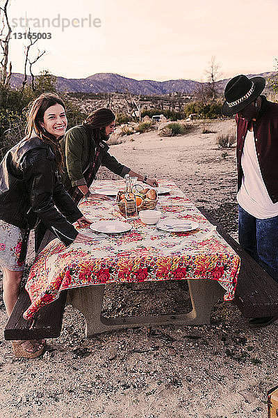 Drei erwachsene Freunde bereiten ein Picknick in der Wüste vor  Los Angeles  Kalifornien  USA