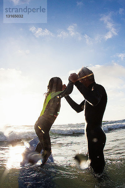 Vater und Tochter spielen im Meer  Encinitas  Kalifornien  USA