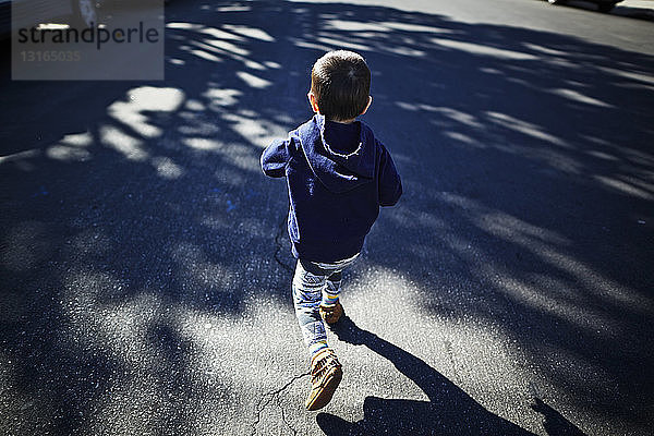 Auf der Straße laufender Junge